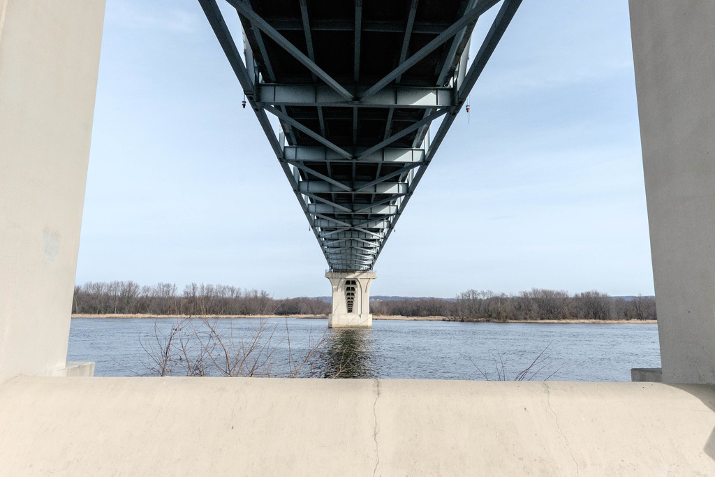 Bridge over the Mississippi by tosee