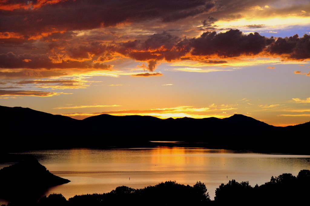 Yuba Lake Sunset by stownsend