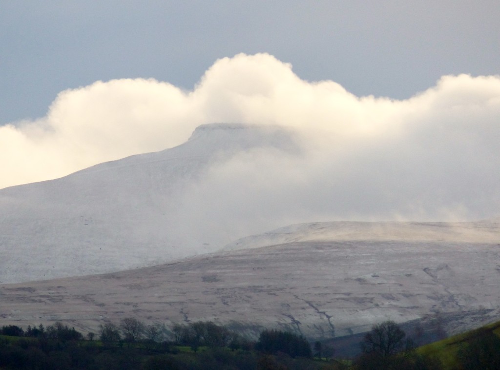 Snowy Brecon Beacons by susiemc