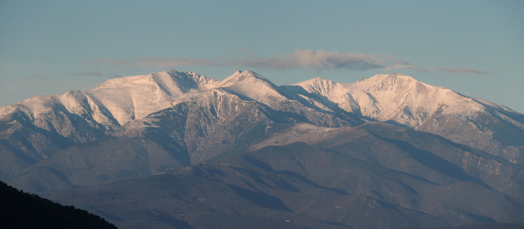 Canigou panorama at the start of the day by laroque