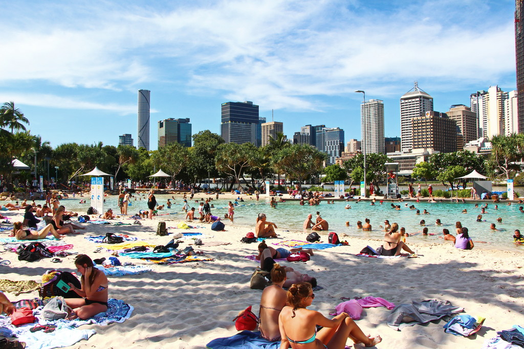 School Hols + Hot Weather + City Beach = Crowds by terryliv