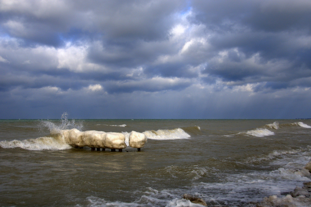 Cold day on Lake Ontario by jayberg