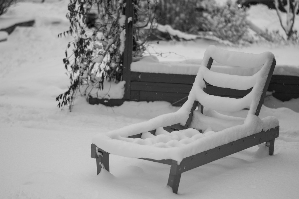 Snowy chair by meemakelley