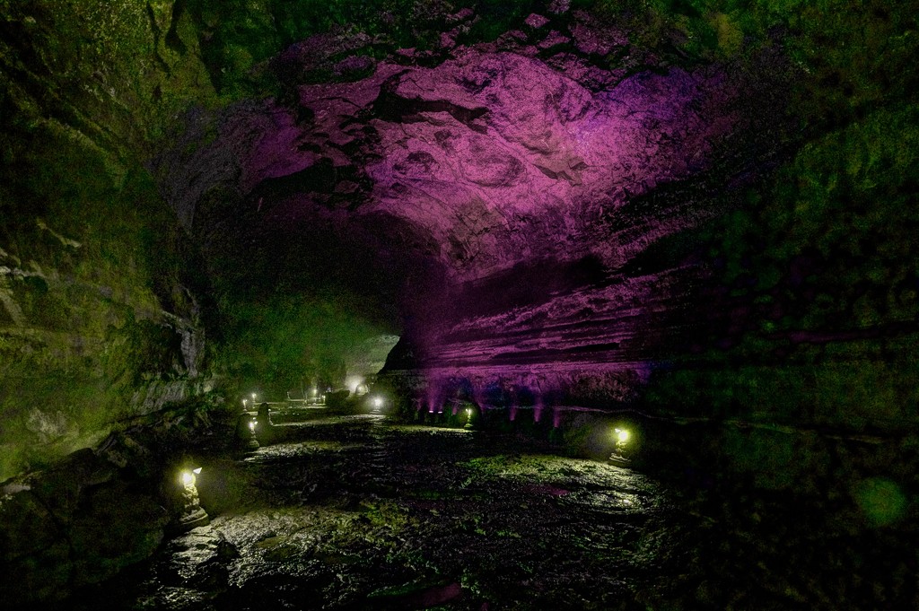 Manjanggul Lava Tube Cave by jyokota