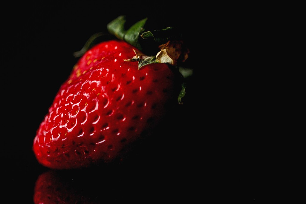 Portrait of a Strawberry by mzzhope