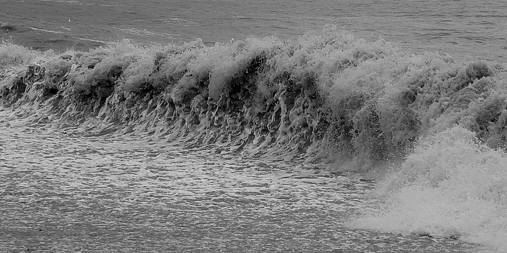 breaking waves..... by quietpurplehaze