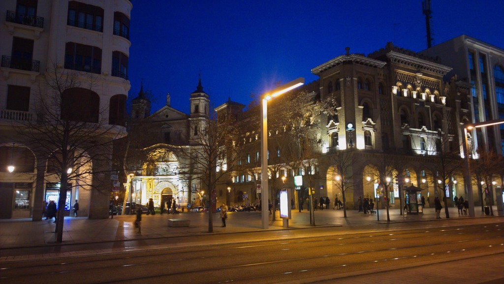 Zaragoza at night by petaqui
