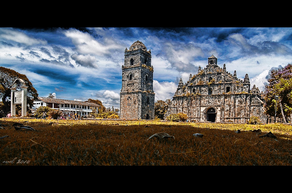 Paoay Church by nellycious