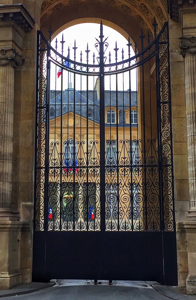 Hearts in Elysée Palace.  by cocobella