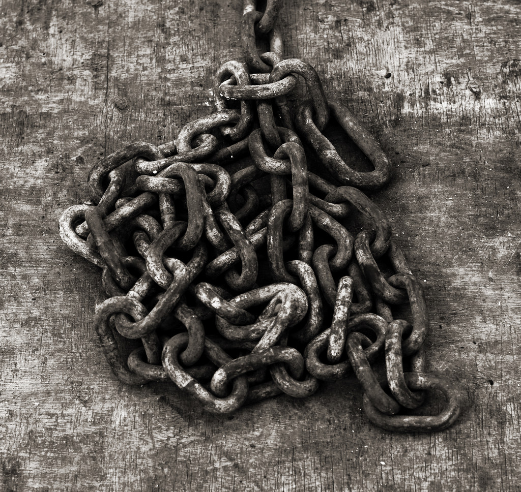 Rusty Chain Links by davidrobinson