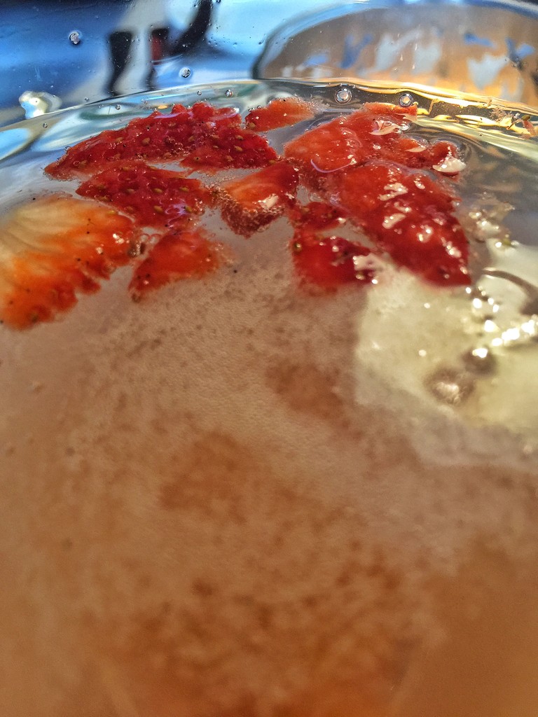 Strawberries champagne  by cocobella