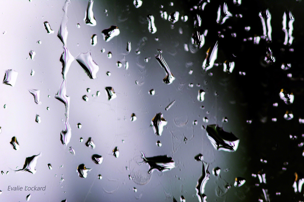 Rain drops on a dirty window by evalieutionspics