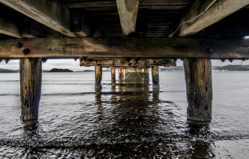 Sittin' under the dock of the bay. by graemestevens