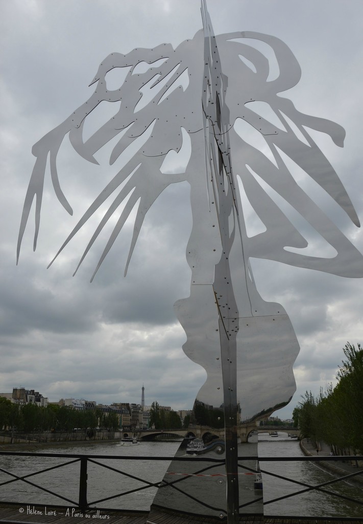 Sculpture sur le pont des Arts by parisouailleurs