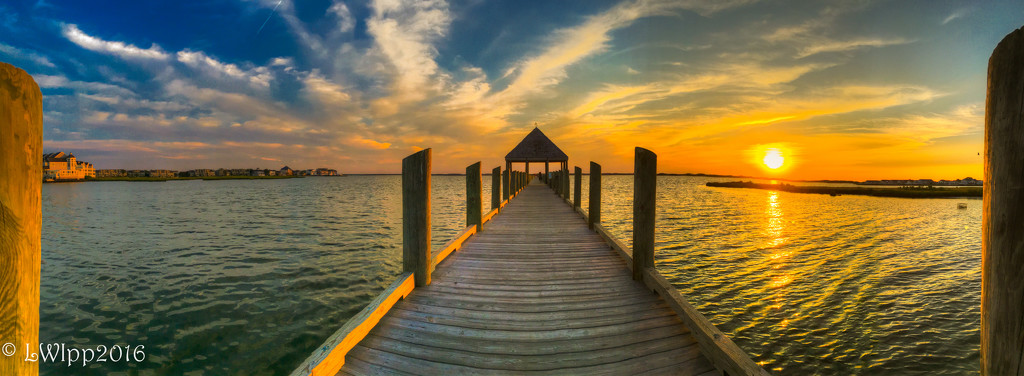 The Endless Pier  by lesip