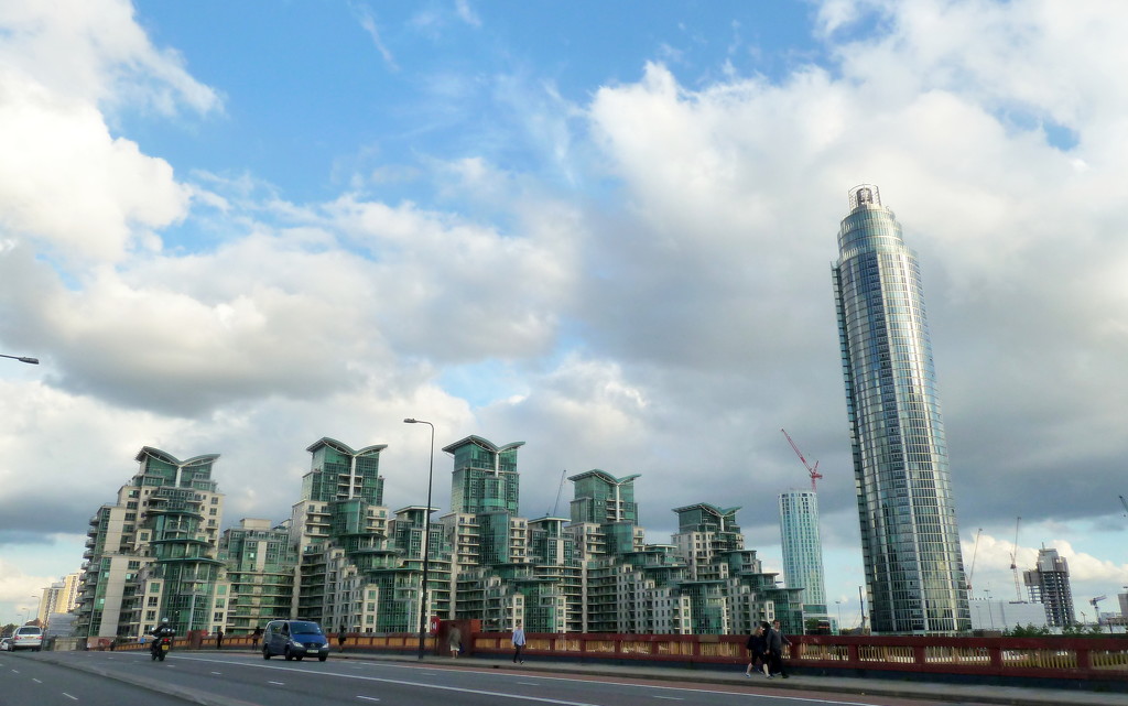 St George Wharf flats and tower by boxplayer