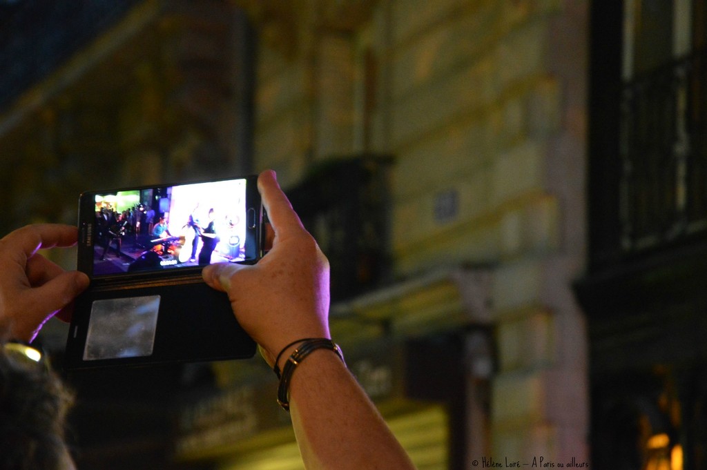 Filming the musicians by parisouailleurs