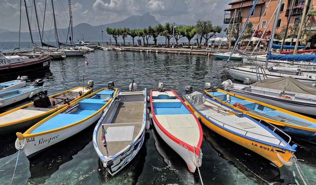 Torri del Benaco - boats in the harbour by spectrum