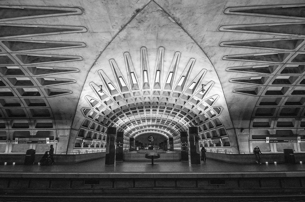 L'Enfant Metro Station by rosiekerr