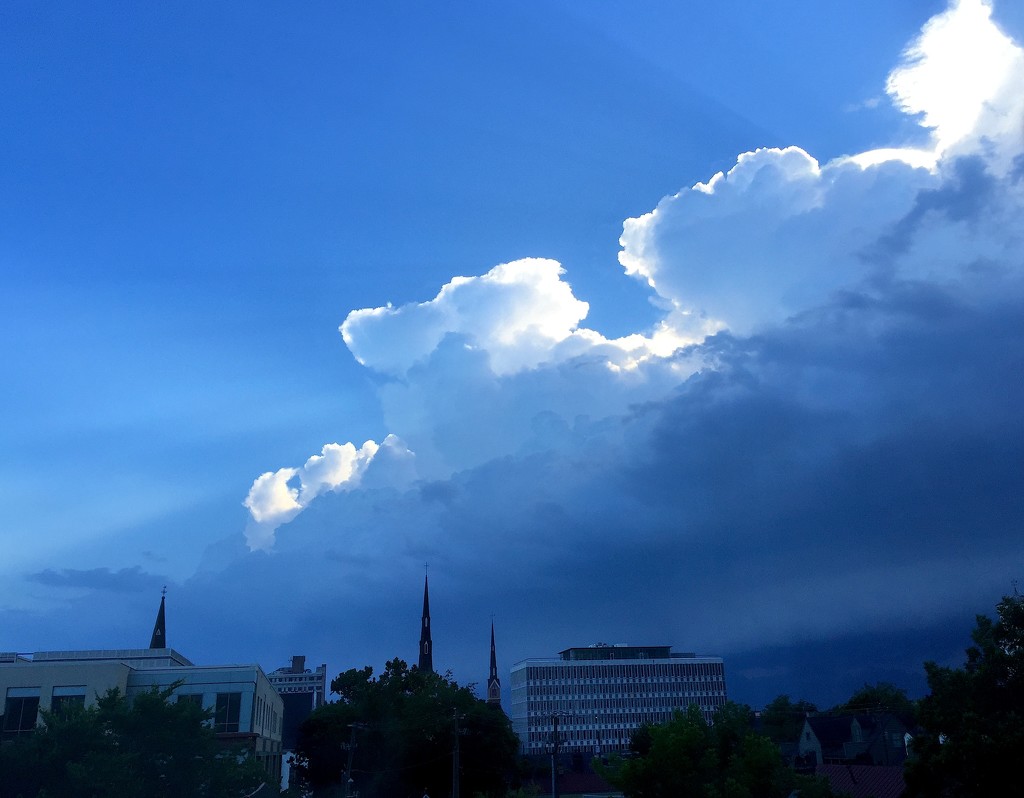 Clouds rolling in before an afternoon thunderstorm over downtown Charleston, SC by congaree