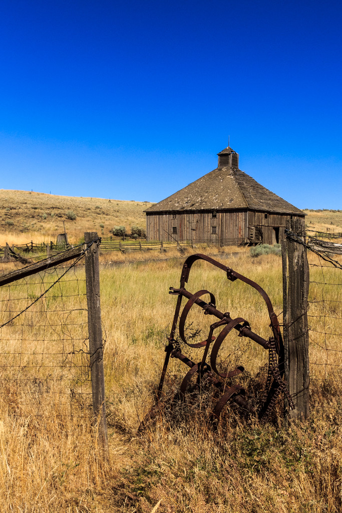 Front gate with barn-2 by clay88