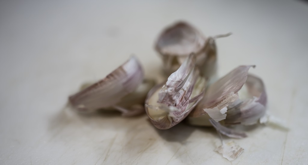 Take 4 garlic and crush them by cristinaledesma33