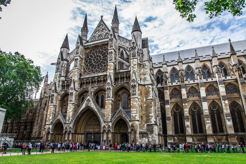 Westminster Abbey & a few tourists by pusspup