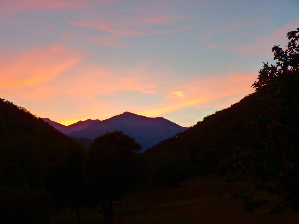 Pyrenees sunset by lellie