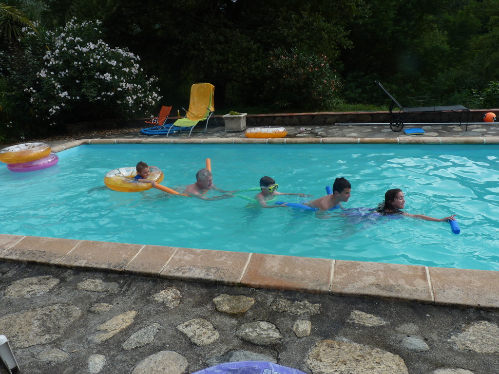 Fun in the pool by lellie