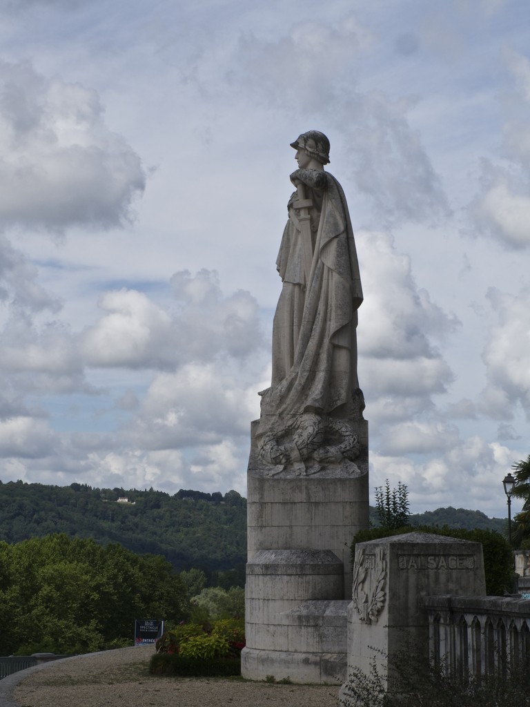 Monuments aux Morts, Pau by jamibann