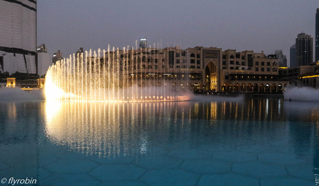 Dubai Mall fountain by flyrobin
