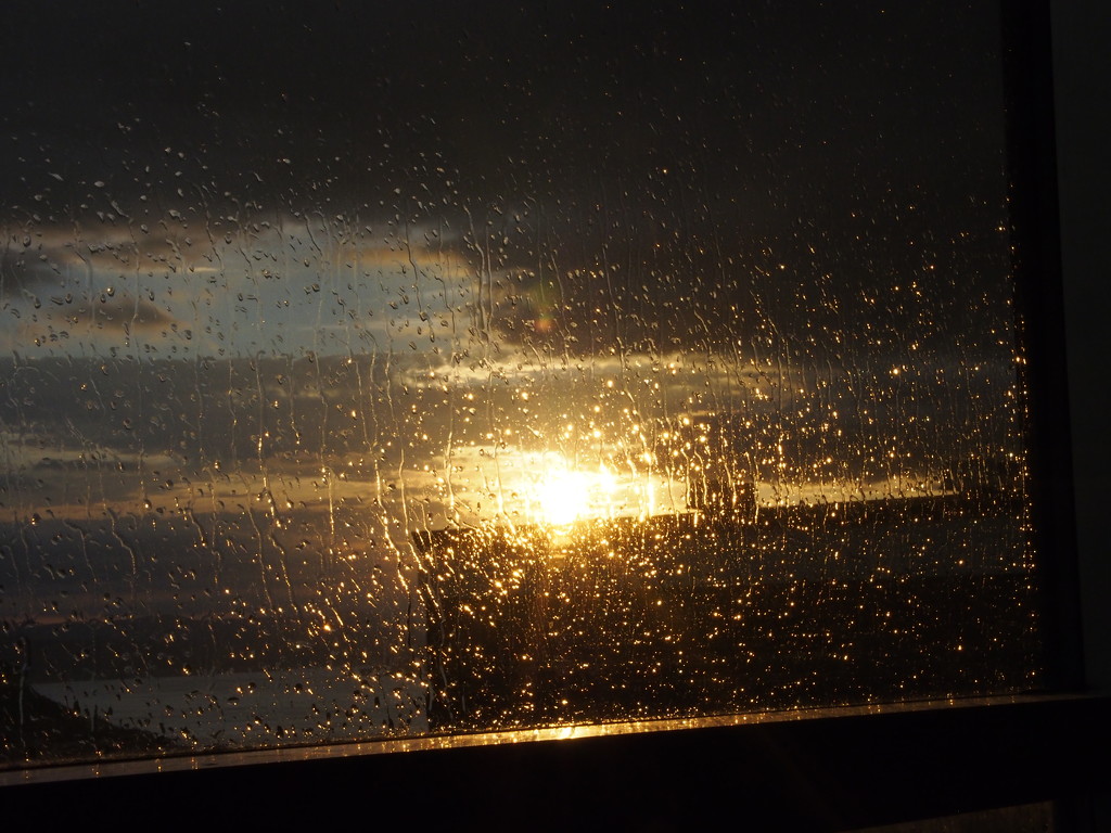 Raindrop sunset by selkie