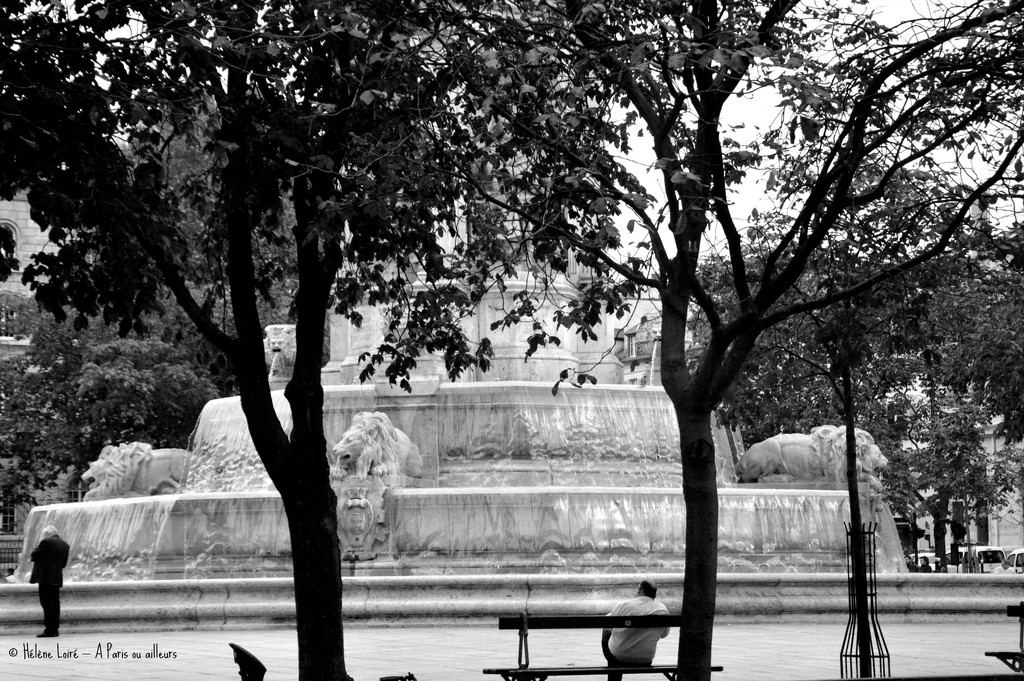 St Sulpice fountain by parisouailleurs