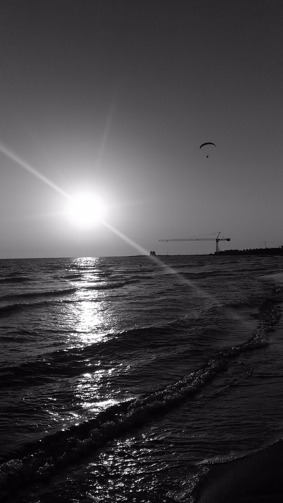 Sun, sea, beach, paraglider... by frappa77