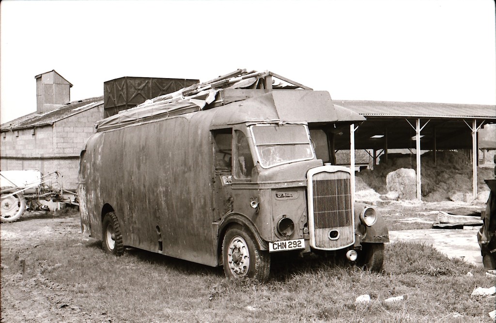 Old Bus by davemockford