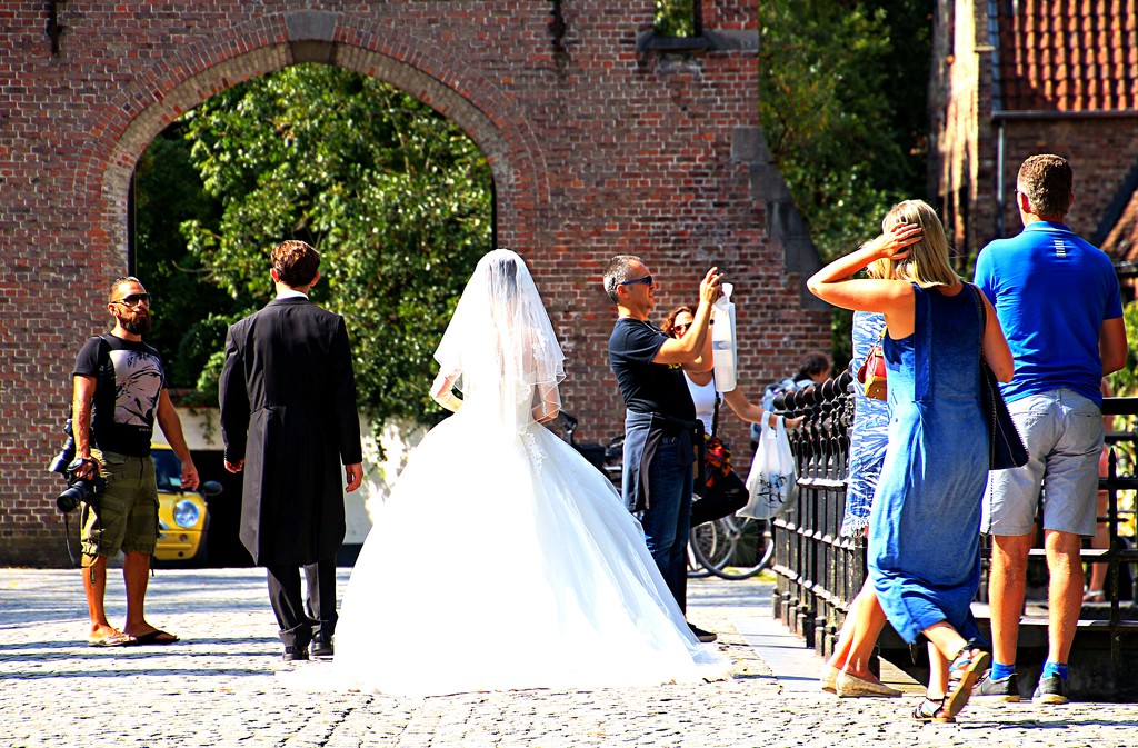 Even brides have to wait in Bruges by kiwinanna