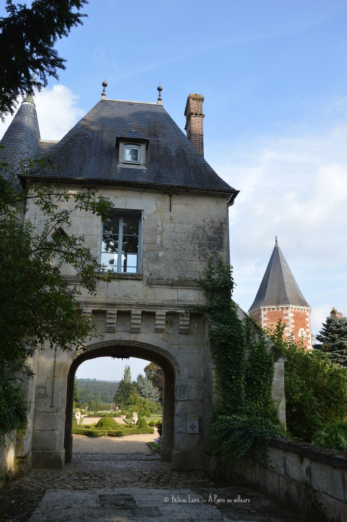 Castle's entrance by parisouailleurs