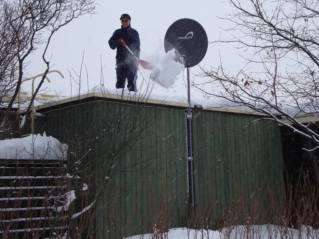 365-Snow off the roof DSC06084 by annelis