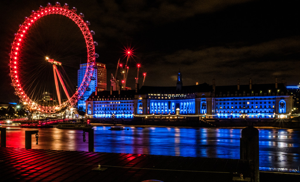 Embankment at night by inthecloud5