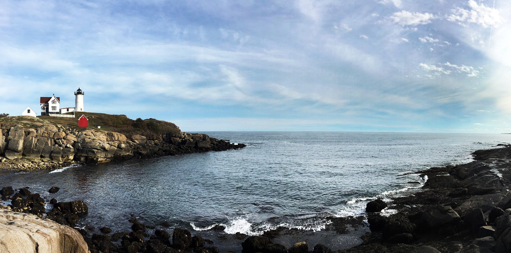 Nubble Light by yogiw