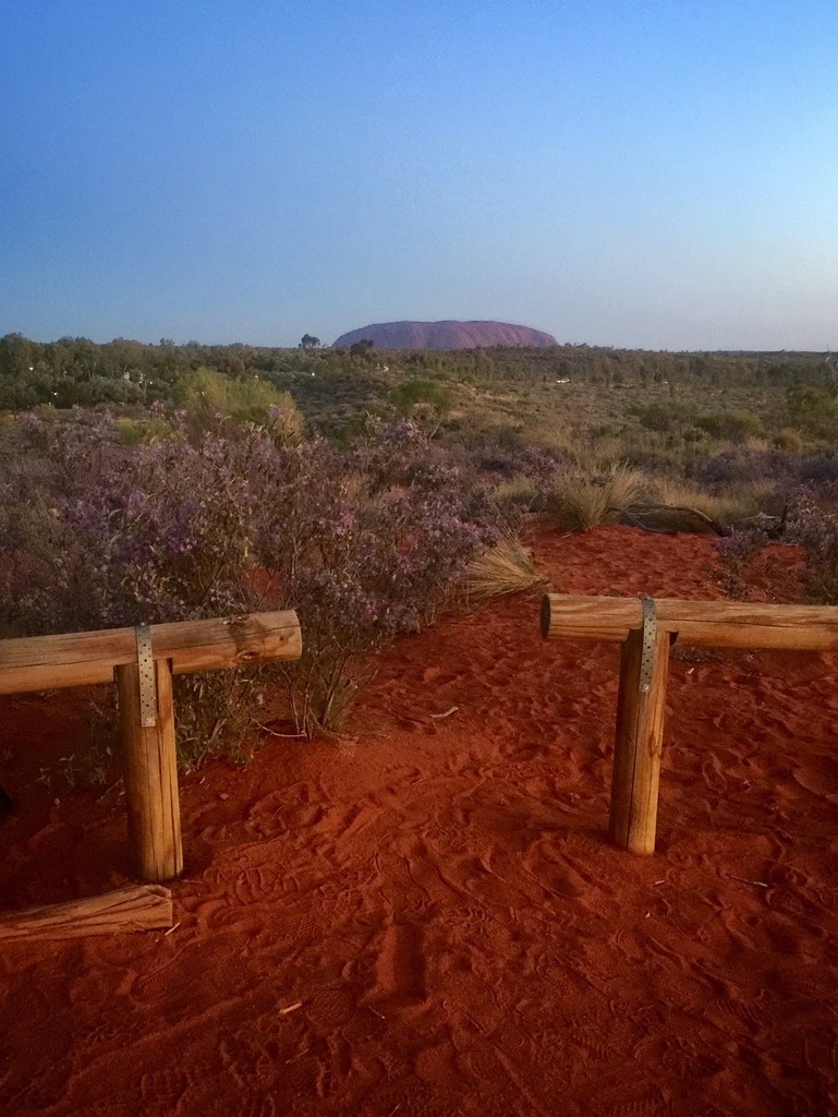 Uluru at sunset by susiangelgirl