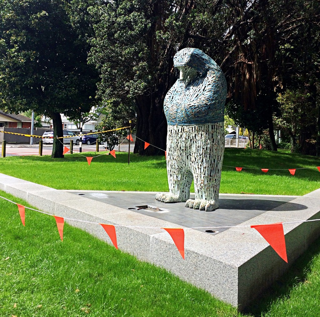 Hooded bear by kiwinanna