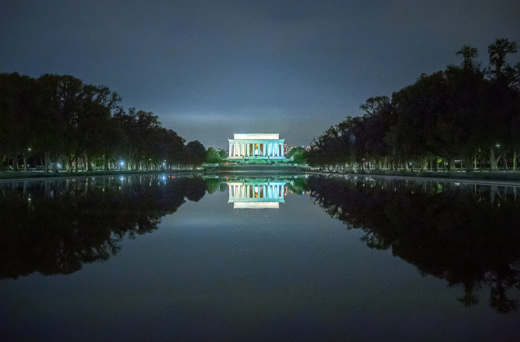 Lincoln Memorial at Night by rosiekerr