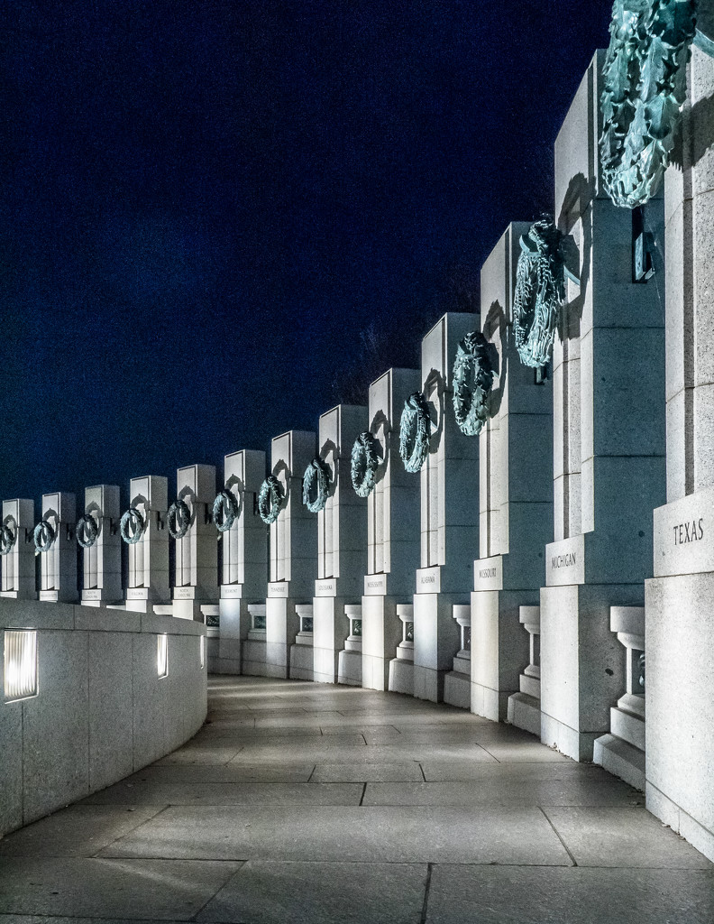 WWII Memorial at Night by rosiekerr