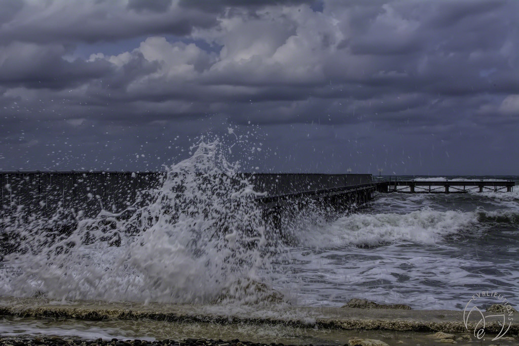 Stormy Sea by evalieutionspics
