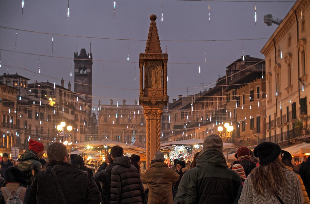 Christmas decorations in Piazza delle Erbe by spectrum