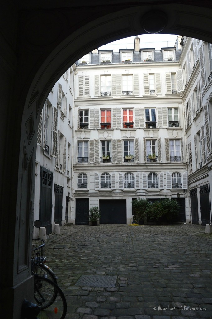 Parisian courtyard by parisouailleurs