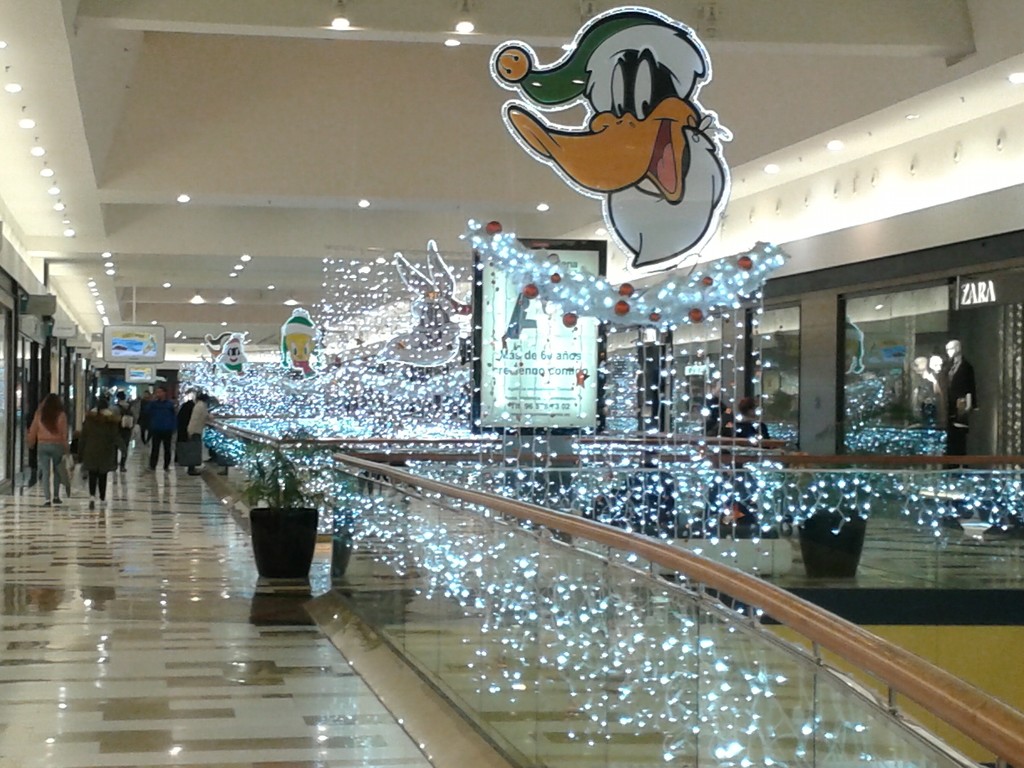 More traditional decorations in the shopping mall by chimfa
