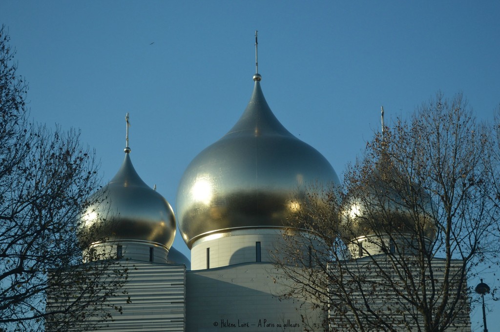 the Russian Orthodox Spiritual and cultural center by parisouailleurs