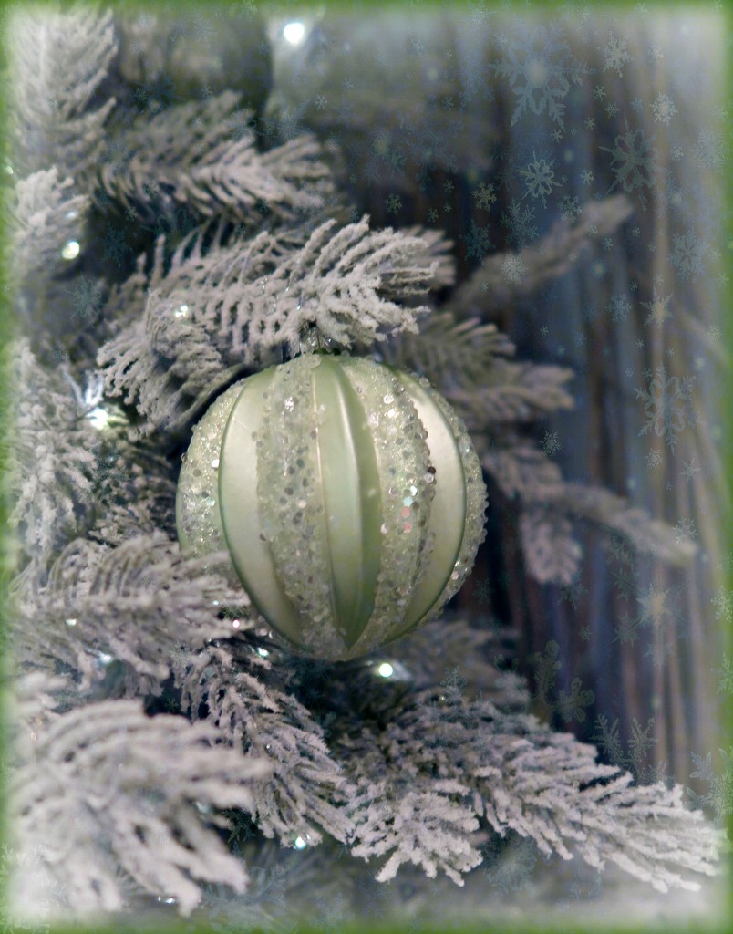 Bauble  by wendyfrost